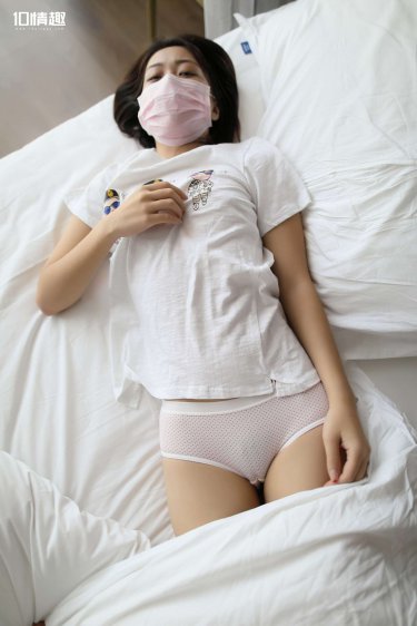 性感美女穿黑丝跳诱惑舞蹈自慰